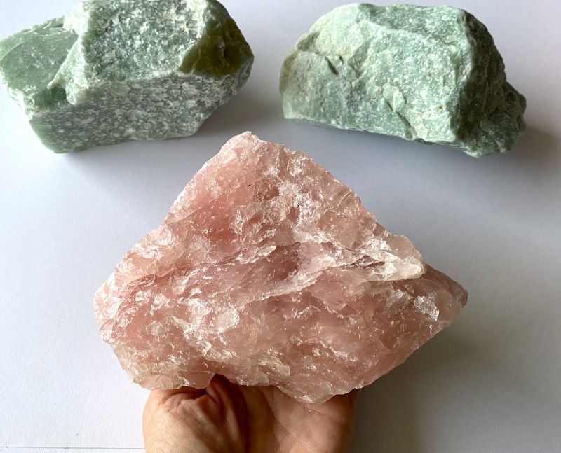 Růženín - neopracovaný minerál č.56 1,3kg