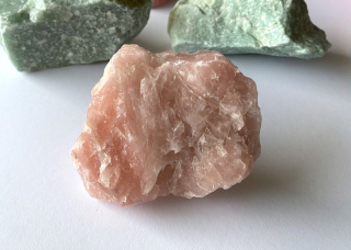 Růženín - neopracovaný minerál č.55 700g